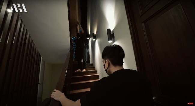 Satu per satu barang-barang untuk kamar baby A yang sudah datang pun tampak mulai dinaikkan. Beberapa lemari yang memiliki ukuran cukup besar tampak sedikit sulit ketika dibawa ke lantai atas menggunakan tangga. Foto: YouTube/AH