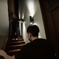 Satu per satu barang-barang untuk kamar baby A yang sudah datang pun tampak mulai dinaikkan. Beberapa lemari yang memiliki ukuran cukup besar tampak sedikit sulit ketika dibawa ke lantai atas menggunakan tangga. Foto: YouTube/AH