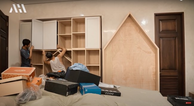 Dengan didominasi warna putih, lemari di kamar baby A pun mulai dirakit. Lemari tersebut tampak cukup besar dan memiliki banyak sekat. Menurut penuturan Atta, nantinya kamar sang anak akan diberi ornamen-ornamen lucu yang berwarna serba pink. Foto: YouTube/AH