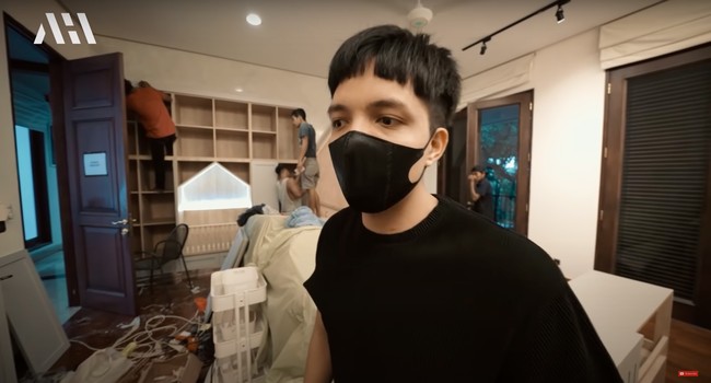 Atta juga menjelaskan bahwa nantinya tempat tidur di kamar sang anak akan dibuat khusus. Tempat tidurnya itu akan dibuat luas dan cukup untuk ditiduri oleh Atta dan Aurel. Pasalnya setelah sang anak lahir, Atta dan Aurel nantinya juga akan menempati kamar tersebut. Foto: YouTube/AH