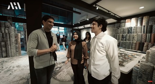 Di hari sebelumnya Atta dan Aurel juga sudah mengunjungi toko karpet untuk kamar baby A. Di toko tersebut Atta dan Aurel tampak melihat-lihat dan memilh beberapa karpet untuk dicoba. Foto: YouTube/AH