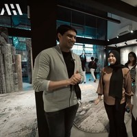 Di hari sebelumnya Atta dan Aurel juga sudah mengunjungi toko karpet untuk kamar baby A. Di toko tersebut Atta dan Aurel tampak melihat-lihat dan memilh beberapa karpet untuk dicoba. Foto: YouTube/AH