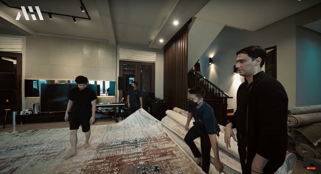 Sebelum benar-benar memilih model karpet seperti apa yang akan digunakan, tak tanggung-tanggung ada sekitar 30 karpet yang dibawa ke ruumah Atta dan Aurel untuk dicoba terlebih dahulu. Karpet-karpet itu pun dicoba satu per satu. Foto: YouTube/AH
