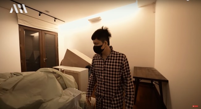 Melalui video di akun YouTube milik Atta Halilintar, menjelang kelahiran anak pertamanya, Atta dan Aurel terlihat sibuk mempersiapkan kamar untuk baby A. Sebelumnya Atta dan Aurel sendiri sudah membeli beberapa barang-barang untuk kamar baby A. Barang-barang tersebut kemudian dikumpulkan terlebih dahulu di kamar sang anak sebelum dirakit. Foto: YouTube/AH