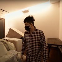 Melalui video di akun YouTube milik Atta Halilintar, menjelang kelahiran anak pertamanya, Atta dan Aurel terlihat sibuk mempersiapkan kamar untuk baby A. Sebelumnya Atta dan Aurel sendiri sudah membeli beberapa barang-barang untuk kamar baby A. Barang-barang tersebut kemudian dikumpulkan terlebih dahulu di kamar sang anak sebelum dirakit. Foto: YouTube/AH