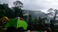 Untuk sampai ke Batu Tilam, wisatawan membutuhkan persiapan matang. Sebab lokasinya berjarak 170 Km dari ibu Kota Provinsi Riau, Pekanbaru yakni di Kampar Kiri, Kampar.
