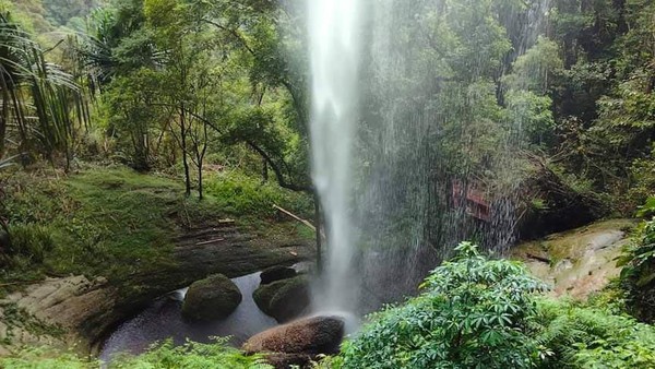 Letaknya yang berada di hamparan hutan Bukit Barisan dan Suaka Margasatwa Rimbang Baling menjadikan udara di Batu Tilam sejuk. Belum lagi suara derasnya 27 air terjun yang ada di sekitar perkemahan yang menjadi spot utama wisatawan.