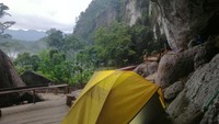 Spot utama Batu Tilam yang ada di mulut gua menambah sensasi tersendiri bagi pecinta alam bebas. Tapi tenang, warga dan kelompok pemuda sekitar juga sudah membuat akses menuju mulut gua dengan tangga kayu.