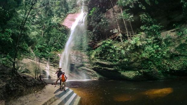 Di Riau ada tempat wisata bernama 'Batu Tilam'. Di sini anda dapat berkemah di mulut gua dengan dikelilingi 27 air terjun.