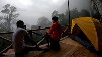 Tempat wisata Batu Tilam berada di tengah hutan dengan bebatuan dan air terjunnya yang alami.