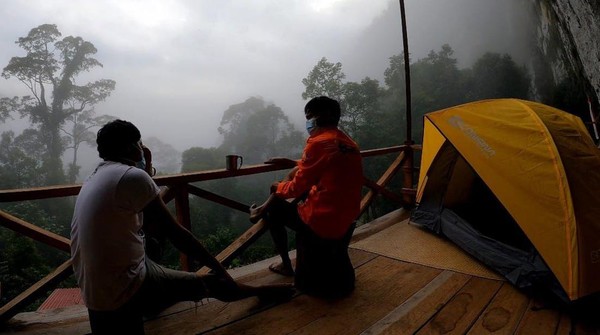Berkemah di Mulut Gua yang Dikelilingi 27 Air Terjun di Riau