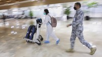 Melansir AP, wisatawan asing dari 157 negara yang memiliki perjanjian bebas-visa dengan Filipina tak diwajibkan melakukan karantina usai tiba di negara tersebut asalkan telah divaksin penuh dan menunjukkan hasil tes COVID-19 negatif.