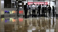 Usai kembali membuka pintu internasional, sejumlah wisatawan asing pun tampak tiba di Bandara Internasional Manila pada Kamis (10/2/2022).