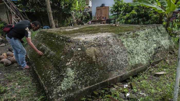 Penjaga melihat kondisi bunker peninggalan zaman kolonial Belanda di Rangkasbitung, Lebak, Banten, Jumat (11/2/2022). Bunker peninggalan zaman kolonial Belanda yang diperkirakan sudah ada sejak 250 tahun lalu itu diduga digunakan oleh para tentara Belanda sebagai tempat persembunyian sekaligus pengintaian. ANTARA FOTO/Muhammad Bagus Khoirunas/rwa.