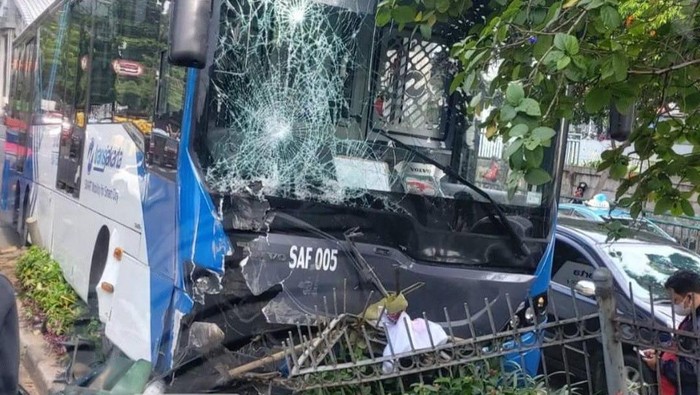 Bus TransJakarta kecelakaan di Jl Raden Inten Jaktim