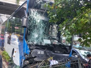 Kronologi TransJ Kecelakaan di Jaktim, Tabrak Rambu-Hantam Separator Jalan