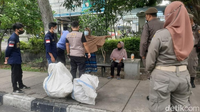 Cucu dan nenek yang mengemis di Pekanbaru pura-pura tak saling kenal saat dirazia petugas