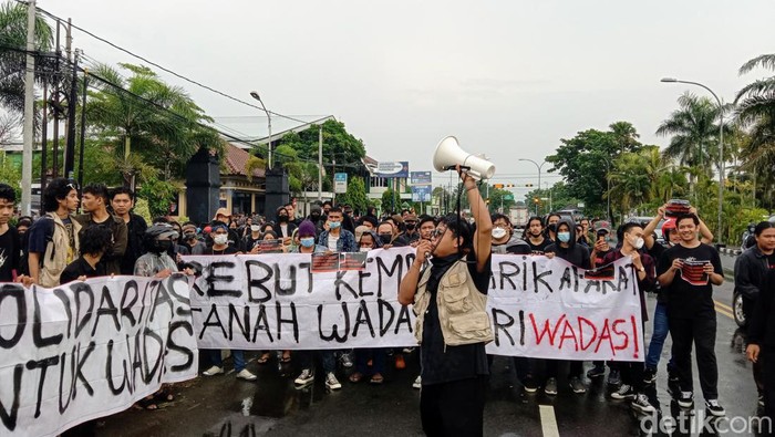 Demo Aliansi Solidaritas Rakyat untuk Wadas di Polres Purworejo, Jumat (11/2/2022).