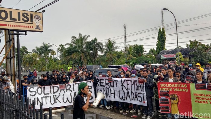 Demo Aliansi Solidaritas Rakyat untuk Wadas di Polres Purworejo, Jumat (11/2/2022).