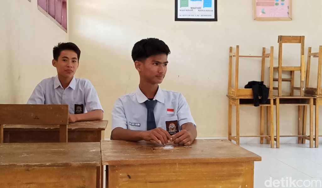 Diki siswa SMK di Luwu Utara, Sulsel, berjualan siomai di sekolahnya sendiri. (M Riyas/detikcom)