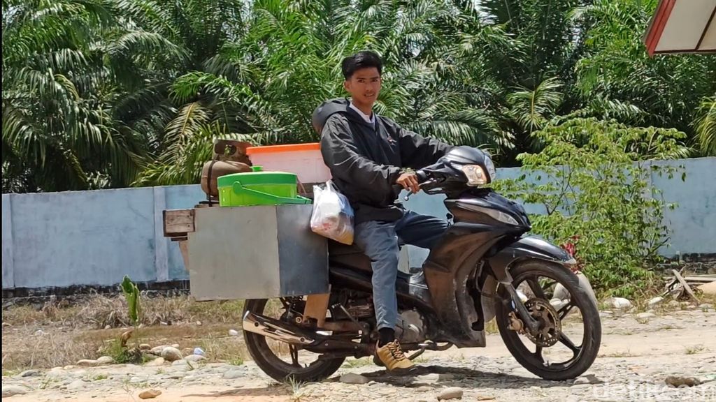 Diki siswa SMK di Luwu Utara, Sulsel, berjualan siomai di sekolahnya sendiri. (M Riyas/detikcom)