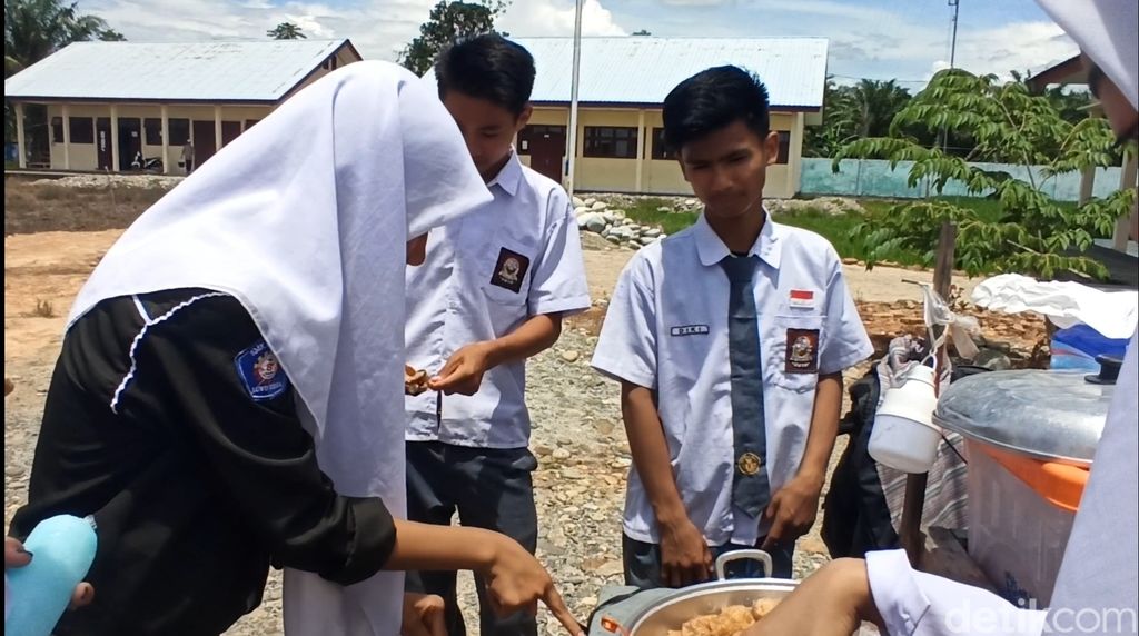 Diki siswa SMK di Luwu Utara, Sulsel, berjualan siomai di sekolahnya sendiri. (M Riyas/detikcom)