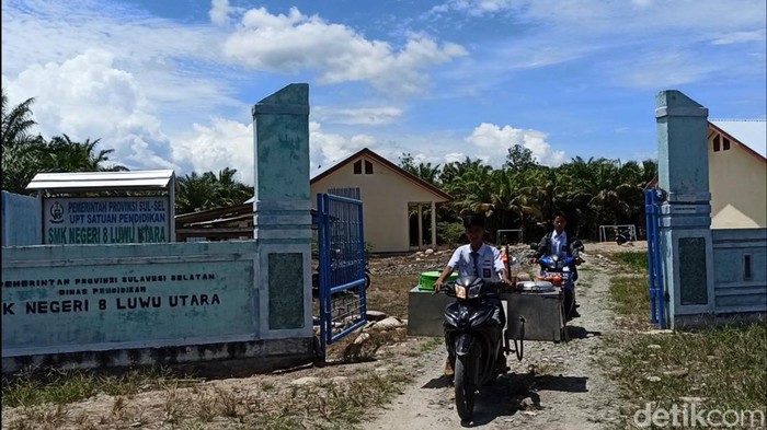 Diki siswa SMK di Luwu Utara, Sulsel, berjualan siomai di sekolahnya sendiri. (M Riyas/detikcom)