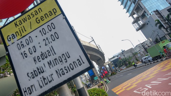 Ganjil genap kembali berlaku seiring meningkatnya kasus COVID-19 di Jakarta. Ada 13 titik lokasi aturan ganjil genap yang diberlakukan saat Jakarta PPKM level 3