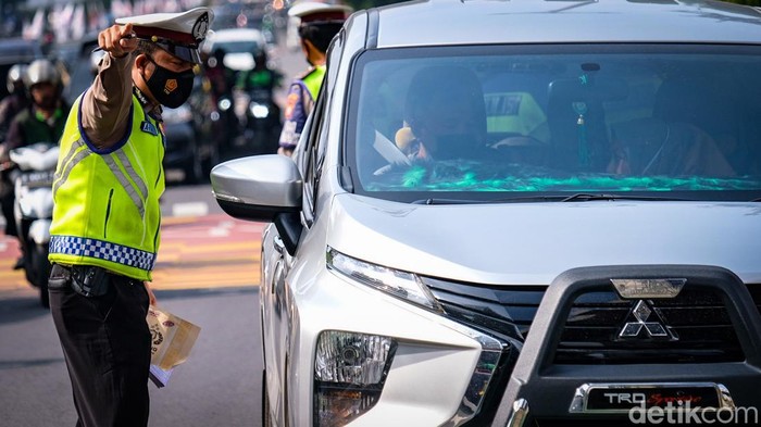 Ganjil genap kembali berlaku seiring meningkatnya kasus COVID-19 di Jakarta. Ada 13 titik lokasi aturan ganjil genap yang diberlakukan saat Jakarta PPKM level 3