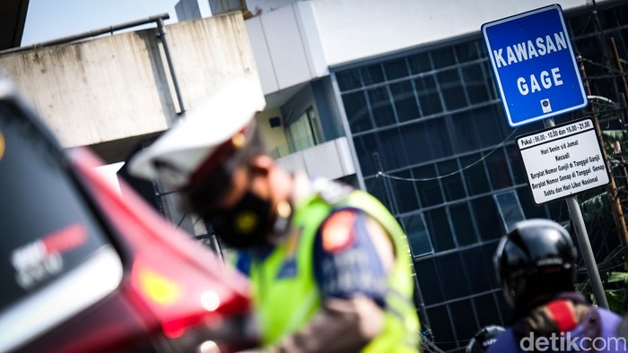 Ganjil genap kembali berlaku seiring meningkatnya kasus COVID-19 di Jakarta. Ada 13 titik lokasi aturan ganjil genap yang diberlakukan saat Jakarta PPKM level 3