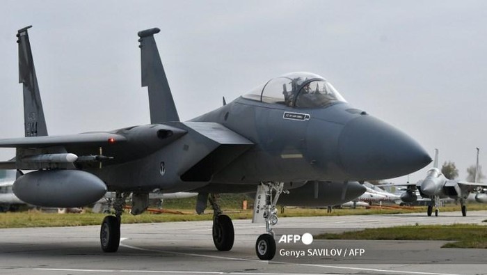 (FILES) In this file photo taken on October 12, 2018 US F-15 fighters taxi on the tarmac during an air force exercise at Starokostyantyniv military airbase. - The US State Department on February 10, 2022 pproved the potential $14 billion sale to Indonesia of 36 F-15 fighter jets and other assorted military equipment. (Photo by Genya SAVILOV / AFP)