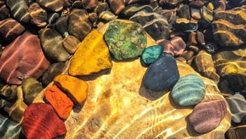 Batu warna-warni. Foto: Reddit
