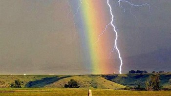 Pelangi dan petir bersamaan. Foto: Reddit