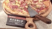 Salah memilih padanan kata juga seringkali terjadi di berbagai tempat. Kali ini menu pizza yang seharusnya American Supreme ini justru diberi nama American Supremacy Pizza. Foto: Instagram/foodfunnynet
