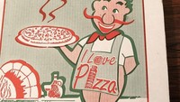 Bukan pizzanya yang menarik perhatian tetapi desain kemasan pizza ini bikin pelanggan salah fokus. Identik dengan chef Italia dan menara pisa, kotak pizza ini malah menunjukkan chef yang tak pakai celana. Foto: Instagram/foodfunnynet