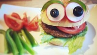 Bertujuan untuk menyajikan makanan yang menyenangkan bagi anak kecil tetapi hasilnya justru menjadi aneh. Burger yang punya mata ini tampak seperti sedang mengejek. Foto: Instagram/foodfunnynet