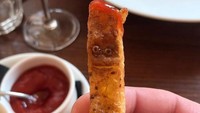 Suatu kebetulan yang tak disengaja. Menikmati kentang goreng dengan saus, pria ini disambut dengan kentang goreng yang sedang tersenyum gembira.Foto: Instagram/foodfunnynet