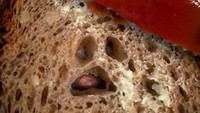 Ingin sarapan dengan roti dan selai yang lezat seorang netizen justru mengurungkan niatnya. Lihat saja, siapa yang tega melihat seiris roti ketakutan untuk dimakan? Foto: Instagram/foodfunnynet