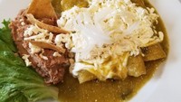 Jika berkunjung kemari jangan lupa pesan Chicken Quesadilla yang autentik. Berlapis tortilla lembut dengan daging ayam dan campuran sayuran enak. Foto: Instagram @restaurantearroyo/Site