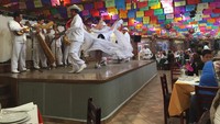 Selama makan di sini, Anda juga akan dihibur dengan berbagai pertunjukkan seru dari musik Mariachi khas Meksiko. Foto: Instagram @restaurantearroyo/Site