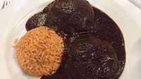 Kalau hidangan nasi khas Meksiko yang satu ini namanya Huauzontles con Mole. Rasanya enak, gurih, dan mengenyangkan. Foto: Instagram @restaurantearroyo/Site
