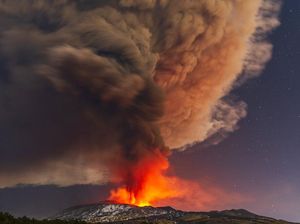 Ngeri dan Takjub, Begini Dahsyatnya Letusan Gunung Etna di Italia