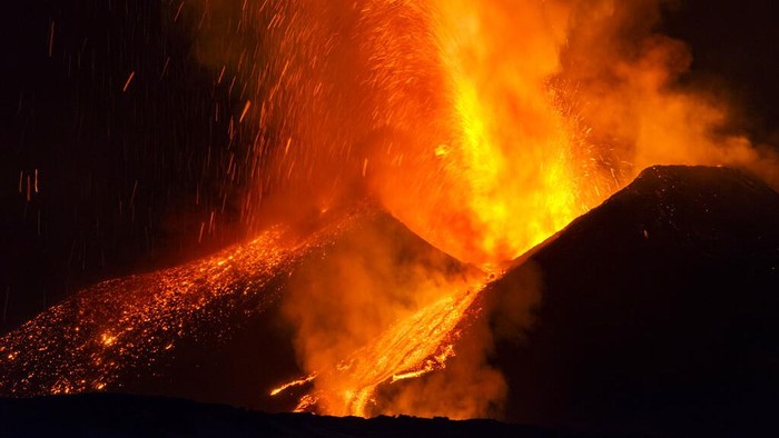 Gunung Etna di Italia Meletus Lava flows from the Mt. Etna volcano, as seen from Nicolosi, Sicily, southern Italy, Thursday, Feb. 10, 2022. (AP Photo/Salvatore Allegra)