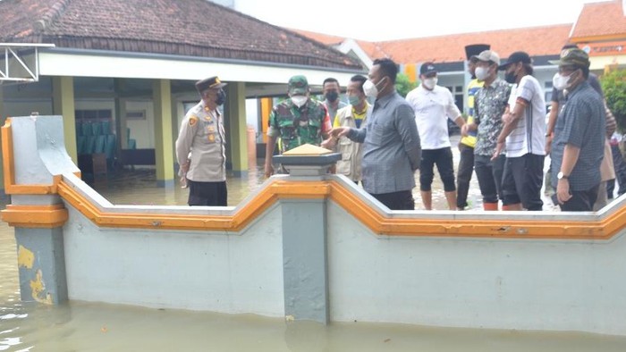 Gus Yani Pantau Langsung Kawasan Gresik Terdampak Banjir Luapan Kali Lamong