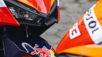 Selain itu, di area depan tersemat nomor motor 93 untuk sang juara dunia 8 kali Marc Marquez dan nomor 44 untuk rekan satu timnya Pol Espargaro. Dua unit lainnya, dengan motif yang sama akan digunakan kru paddock untuk mobilisasi selama di area sirkuit. Foto: Instagram @katrosgarage