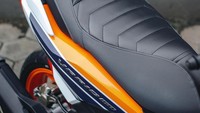 Jok juga masih standar, hanya saja diberi cover jok dari aksesori resmi Honda. Foto: Instagram @katrosgarage