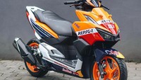 Tampilannya lebih racing berkat livery Repsol Honda dengan perpaduan warna kelir orange, hitam, putih, biru, dan merah mewarnai Honda Vario 160.Foto: Instagram @katrosgarage