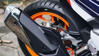 Area knalpot masih standar, hanya saja terdapat garnish muffler cover dari Honda Genuide Akesori Foto: Instagram @katrosgarage