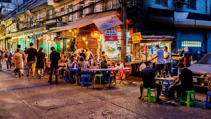 Ilustrasi kawasan street food di pecinan di Bangkok.