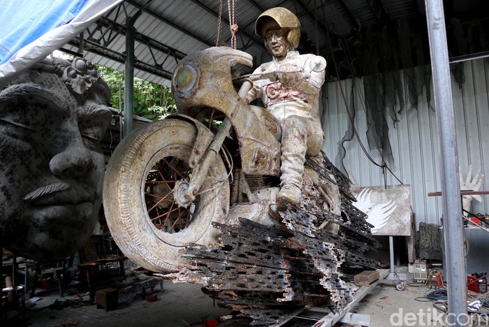 Pembuatan patung Jokowi yang sedang mengendarai sepeda motor terus dikebut. Pasalnya, patung itu akan dipajang di Mandalika untuk memeriahkan gelaran MotoGP.
